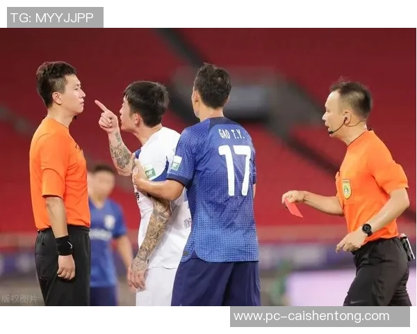 足球场上的冲突与争议：当球员与裁判的对抗升级为暴力行为